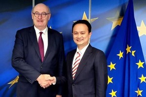 Indonesian Deputy Trade Minister Jerry Sambuaga (R) and European Commissioner for Trade Phil Hogan (Source: finance.detik) 