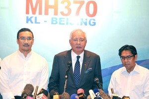 Najib Razak (C), who was the prime minister at the height of the MH370 episode, says investigators never ruled out criminal plot involving pilot Zaharie Ahmad Shah. (Source: freemalaysiatoday)