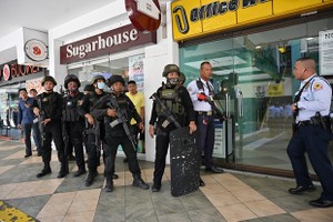 Policemen are deployed to the Greenhills V-Mall after the hostage incident happened on March 2 morning (Photo: AFP/VNA)