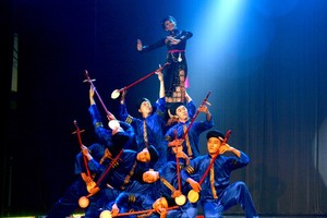 Le Viet’s dance crew performing on stage