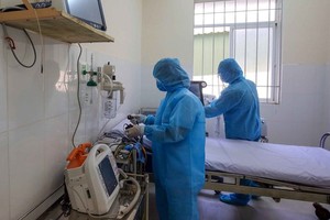 Workers install medical equipment at the hospital treating Covid-19 disease in Can Gio District, HCMC (Photo: SGGP)