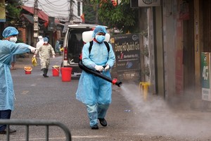 Medical workers spray steriliser in Ha Loi Village where two COVID-19 patients live (Photo: VNA/VNS)