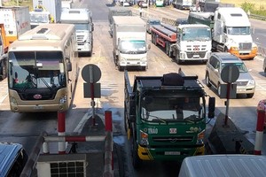 Vehicles line up in T2 toll booth, Highway 51 (Photo: SGGP)