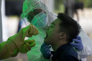 A man tested for COVID-19 (Photo: Xinhua/VNA)