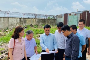 The Management Authority for Urban Railways receives the cleared site for construction of Stations S10 and S11 of the second metro line in Tan Binh District on June 19 (Photo: SGGP)