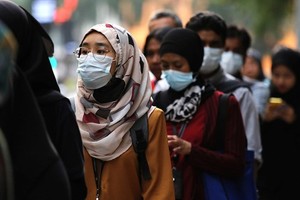 Malaysian people wear face masks to prevent spread of COVID-19 (Source: Reuteurs)