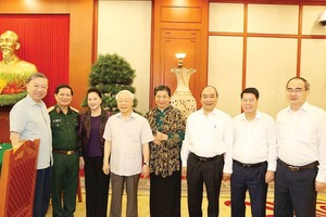 Party General Secretary and President Nguyen Phu Trong (4th, L) at the working session (Photo: VNA)