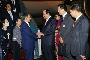 Japanese Prime Minister Yoshihide Suga arrives in Hanoi on October 18, begining his official visit to Vietnam. (Photo: VNA)
