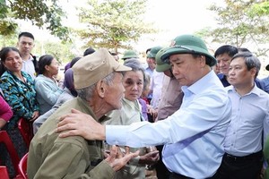 The PM sent his kind regards and profound sharing from leaders of the Party and State to the people and soldiers in the region (Photo: VNA)