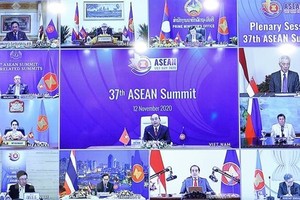 PM Nguyen Xuan Phuc chairs the plenary session of the 37th ASEAN Summit via video conference (Photo: VNA)
