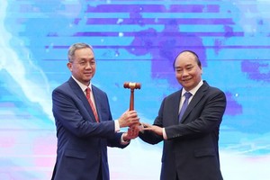 Vietnamese Prime Minister Nguyen Xuan Phuc (R) hands over the hammer, which represents the ASEAN Chairmanship, to Brunei Darussalam on November 15 (Photo: SGGP)