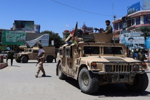 Afghan security force in a raid for Taliban rebels (Source: AFP/VNA)