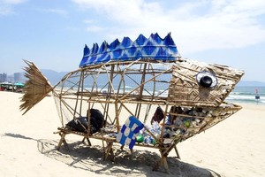A fish model made of environmentally-friendly material is set up at My Khe beach in Da Nang city, which enables locals and tourists to collect plastic waste. It aims to raise public awareness of plastic pollution in the ocean (Photo: VNA)