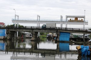 Narrow sluice gates cause traveling difficulties for boats and barges (Photo: SGGP)