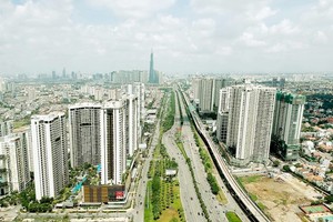Apartment buildings along a main road in Binh Thanh District (Photo: SGGP)