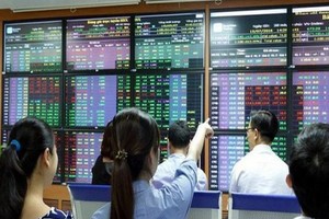 Small investors continue inundating markets