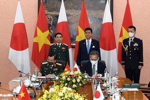 Defence Minister General Phan Van Giang (R) welcomes Japanese Defence Minister Kishi Nobuo (Photo: VNA)