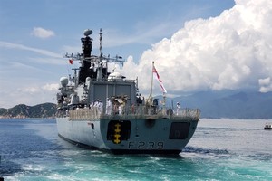 British navy warship docks at Cam Ranh Port, begins visit to Vietnam