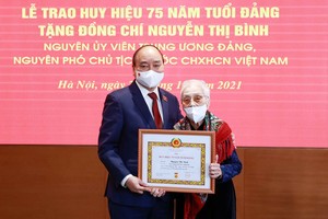 President Nguyen Xuan Phuc (L) and Nguyen Thi Binh, former member of the Party Central Committee and former Vice President, at the event (Photo: VNA)
