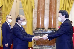 President welcomes new ambassadors of US, Mexico