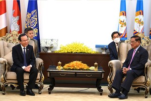 Cambodian Deputy Prime Minister, Samdech Sar Kheng (L) receives Secretary of the HCMC Party Committee Nguyen Van Nen. (Photo: SGGP)