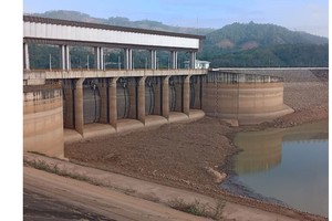 Prolonged hot weather causes tension in power supply