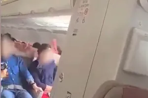 Podcast bản tin trưa 28-5: Người đàn ông mở cửa máy bay Asiana Airlines có thể bị phạt 10 năm tù