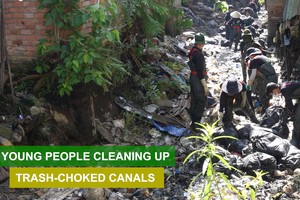 Young people cleaning up trash-choked canals 