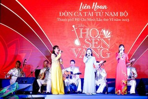 Vietnamese traditional music is presented to students at the Phu Nhuan High School in HCMC. (Photo: SGGP)