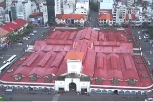 City dwellers are taking picture in front of Ben Thanh Market at Tet (Photo: SGGP)