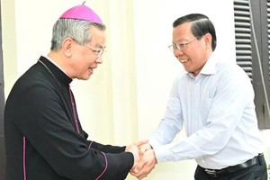 Chairman of the Ho Chi Minh City People’s Committee Phan Van Mai (R) visit and extends Tet greetings to the Archbishop of the Archdiocese of the city, Nguyen Nang, on January 14. (Photo: SGGP)