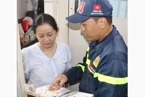 The HCMC Fire Prevention, Fighting, and Rescue Police Division is conducting a fire safety awareness session for residents at an apartment building in HCMC (Photo: SGGP)
