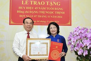 5,151 Party members in Ho Chi Minh City presented Party membership badges