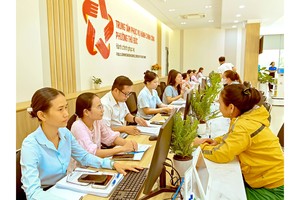 A citizen is completing administrative procedures at the Public Administration Service Center in Thu Duc Ward of HCMC (Photo: SGGP)