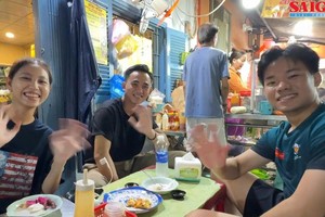 Diners captivated by Ho Thi Ky Street's night-time food paradise