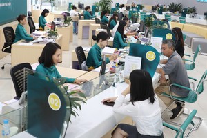 Customers conduct transactions at a bank. (Photo: SGGP)