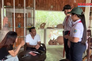 Open-air classrooms improve Hoi An residents' communication with int'l tourists