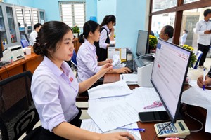 A specialist at the Cat Lai Ward Public Administration Service Center is receiving and processing administrative procedures for local citizens (Photo: SGGP/Thu Huong)