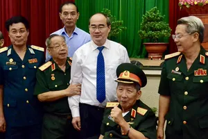 Bí thư Thành ủy Nguyễn Thiện Nhân gặp gỡ các tướng lĩnh quân đội đang nghỉ hưu tại TPHCM