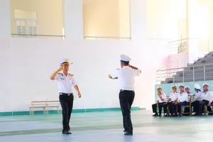 Thực hành động tác chào báo cáo trong kiểm tra điều lệnh