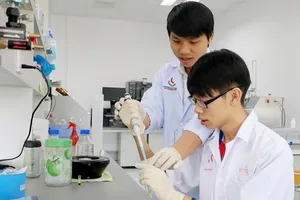 Vũ Bảo được hướng dẫn các thao tác trong nghiên cứu tại Trung tâm Công nghệ sinh học TPHCM