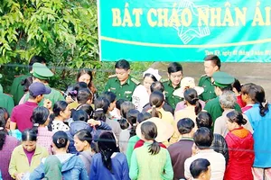 Rất đông bệnh nhân và thân nhân đến nhận cháo