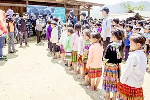 Cả nhóm đang trao tặng quà cho các em học sinh tỉnh Đắk Nông