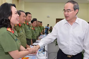 Bí thư Thành ủy TPHCM Nguyễn Thiện Nhân thăm hỏi cán bộ, chiến sĩ công an tại buổi làm việc