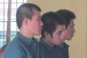    Ba đối tượng Hùng, Xuân, Tiền tại phiên tòa