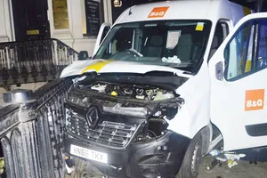 Chiếc xe bán tải Renault sau vụ tấn công