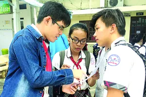 Thí sinh trao đổi sau khi kết thúc môn thi lớp 10