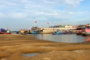 Luồng lạch cảng Cửa Sót (xã Thạch Kim, huyện Lộc Hà, tỉnh Hà Tĩnh) bị cát bồi lấp gây khó khăn cho tàu thuyền ra vào                                                                                                                                           