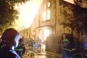 Cháy kinh hoàng tại kho chứa hàng gần Cảng Sài Gòn ở quận 4