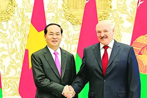  Chủ tịch nước Trần Đại Quang và Tổng thống Belarus Alexander Lukashenko chụp ảnh  chung tại lễ đón